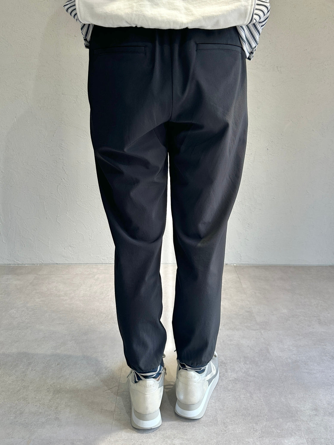 テーパードパンツ