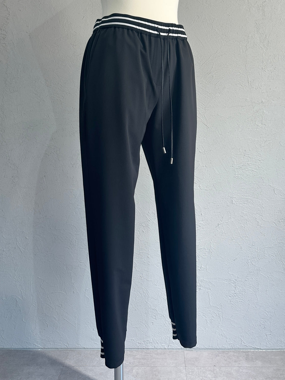 テーパードパンツ